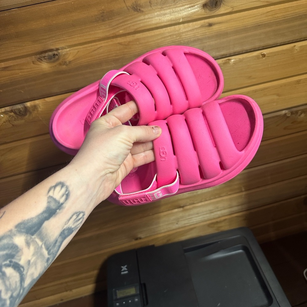 UGG women’s 8/9 Bright Pink foam sandals with back strap - Picture 2 of 4
